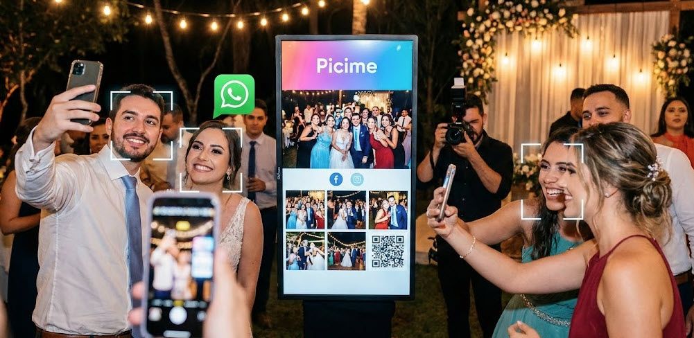 מחפשים תוכנה להצגת תמונות באירוע? עם PiciMe כל אורח מקבל את התמונות שלו ישירות לוואטסאפ באמצעות זיהוי פנים חכם. שדרגו את חוויית האירוע בקלות ובמהירות.
